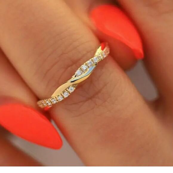 Golden Twisted Cubic Zirconia Inlaid Classic Fashion Jewelry Finger Ring Size 8 - Picture 3 of 5